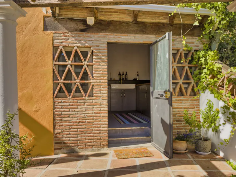 Welcome to this lovely, large villa in Torremuelle. The villa is located on a small hill with amazing views over the coastline and mountains of Benalmadena Costa. The location is just perfect, close to the sea and with excellent communication. You can rea