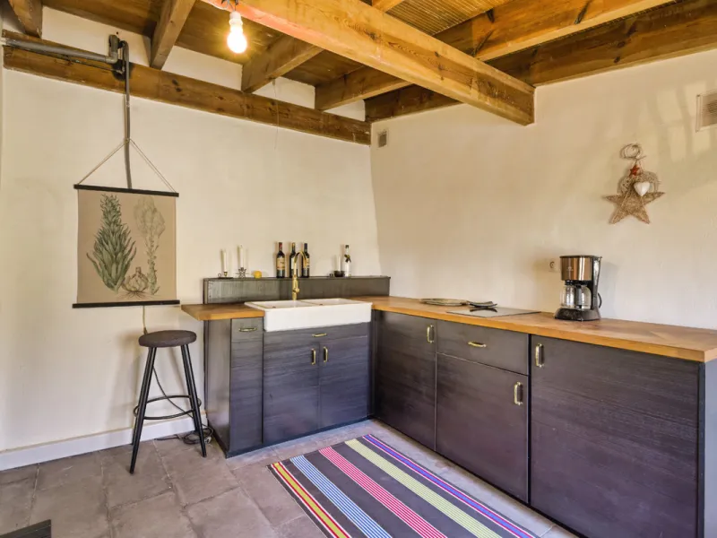 Welcome to this lovely, large villa in Torremuelle. The villa is located on a small hill with amazing views over the coastline and mountains of Benalmadena Costa. The location is just perfect, close to the sea and with excellent communication. You can rea
