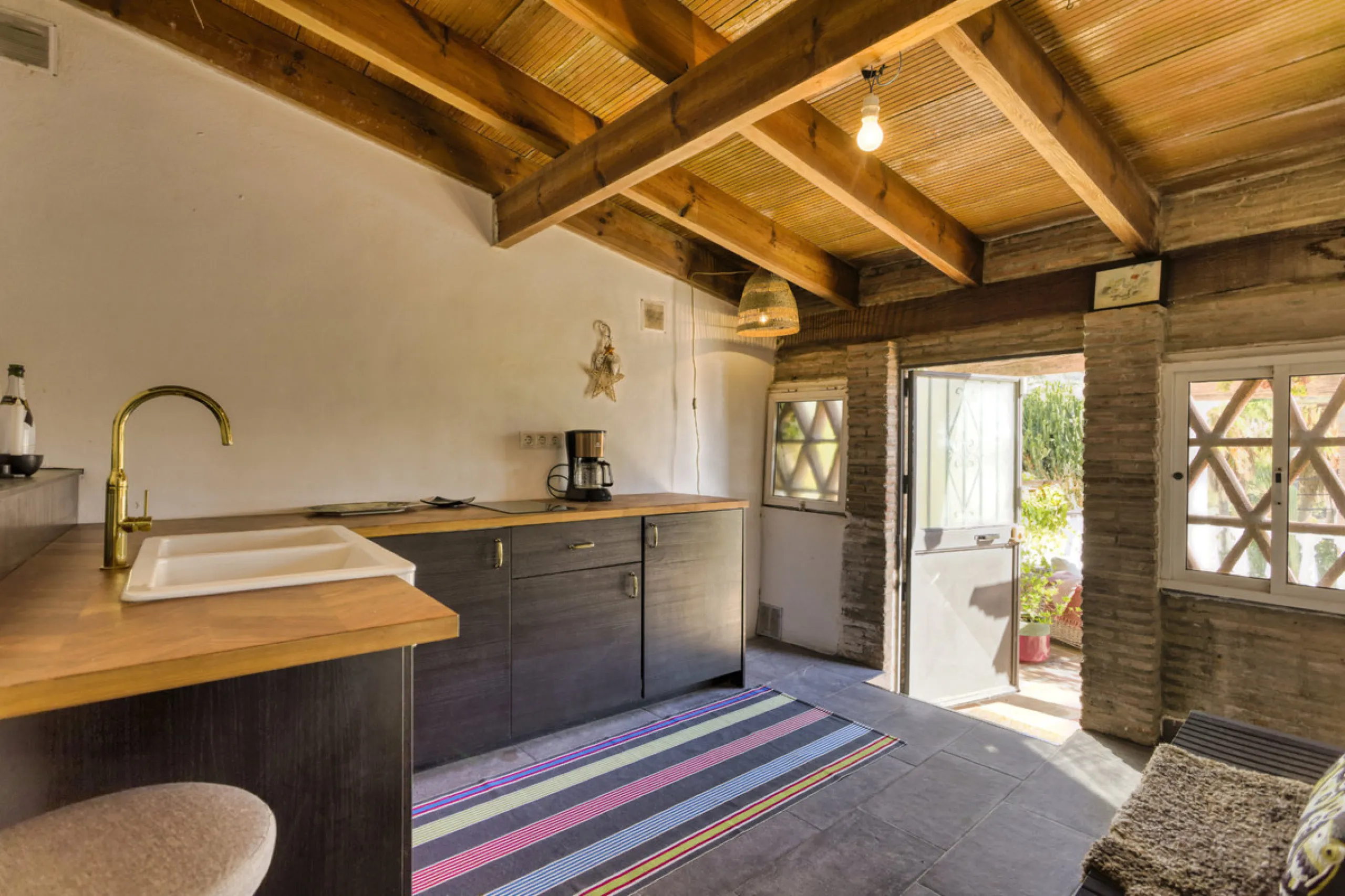 Welcome to this lovely, large villa in Torremuelle. The villa is located on a small hill with amazing views over the coastline and mountains of Benalmadena Costa. The location is just perfect, close to the sea and with excellent communication. You can rea
