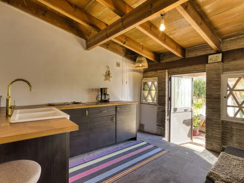 Welcome to this lovely, large villa in Torremuelle. The villa is located on a small hill with amazing views over the coastline and mountains of Benalmadena Costa. The location is just perfect, close to the sea and with excellent communication. You can rea