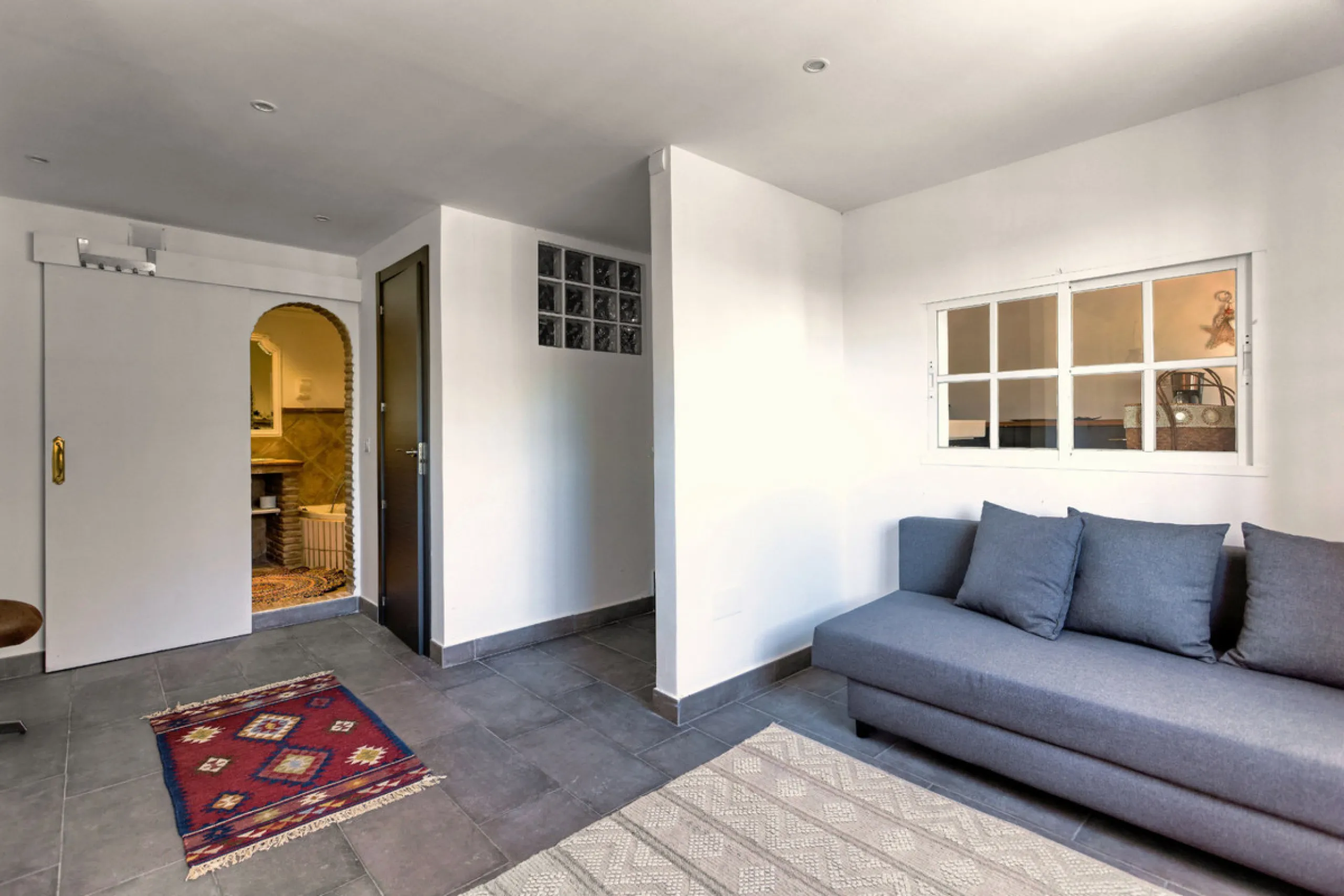 Welcome to this lovely, large villa in Torremuelle. The villa is located on a small hill with amazing views over the coastline and mountains of Benalmadena Costa. The location is just perfect, close to the sea and with excellent communication. You can rea