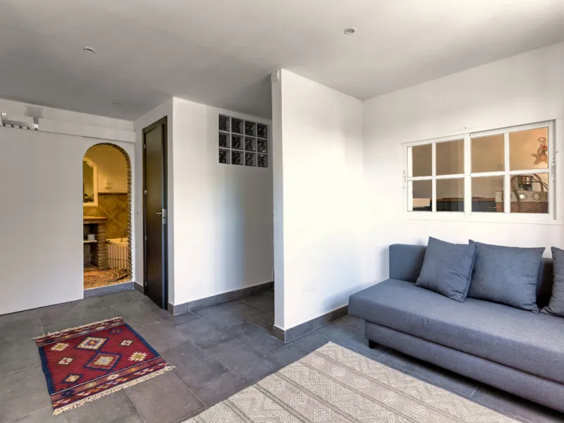 Welcome to this lovely, large villa in Torremuelle. The villa is located on a small hill with amazing views over the coastline and mountains of Benalmadena Costa. The location is just perfect, close to the sea and with excellent communication. You can rea