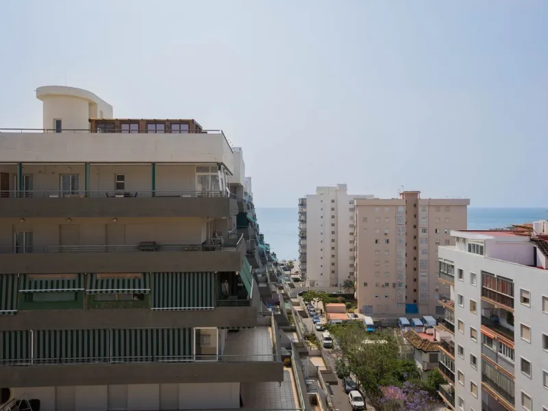 Are you looking for spaciousness, location, and sea views? This exclusive duplex penthouse, located on the seventh floor on Fuengirola's coveted Avenida Ramón y Cajal, has it all.
