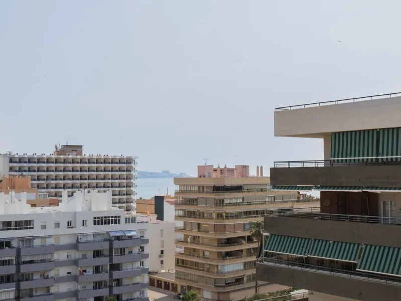 Are you looking for spaciousness, location, and sea views? This exclusive duplex penthouse, located on the seventh floor on Fuengirola's coveted Avenida Ramón y Cajal, has it all.