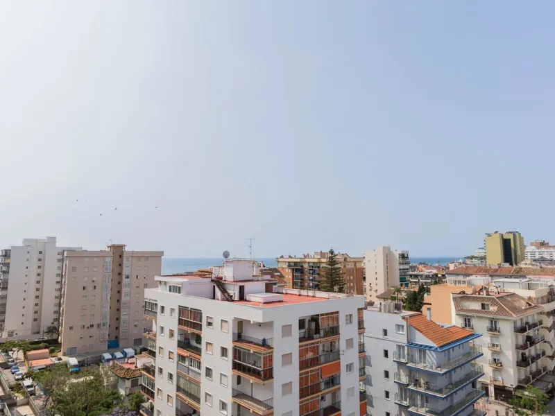Are you looking for spaciousness, location, and sea views? This exclusive duplex penthouse, located on the seventh floor on Fuengirola's coveted Avenida Ramón y Cajal, has it all.