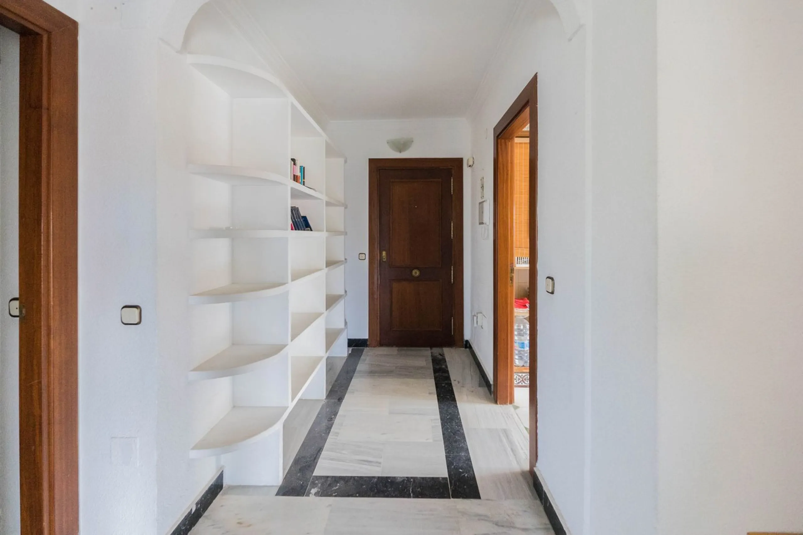 Are you looking for spaciousness, location, and sea views? This exclusive duplex penthouse, located on the seventh floor on Fuengirola's coveted Avenida Ramón y Cajal, has it all.