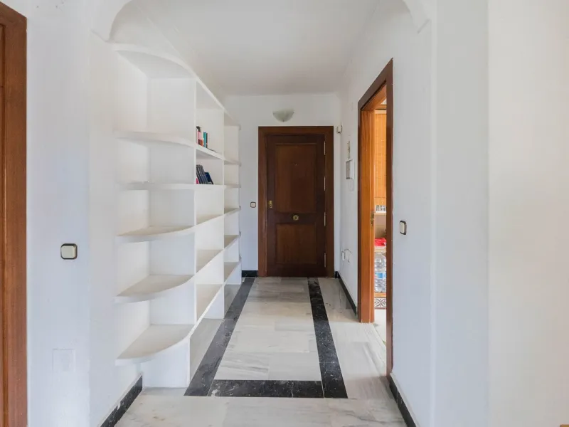 Are you looking for spaciousness, location, and sea views? This exclusive duplex penthouse, located on the seventh floor on Fuengirola's coveted Avenida Ramón y Cajal, has it all.