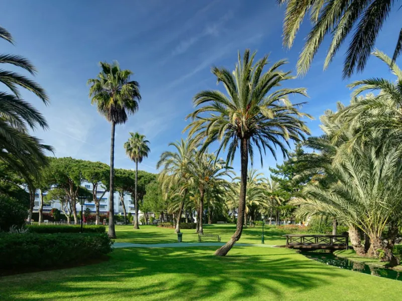 A prime apartment for sale in Puerto Banús, located within the prestigious beachfront Club Playas del Duque complex.