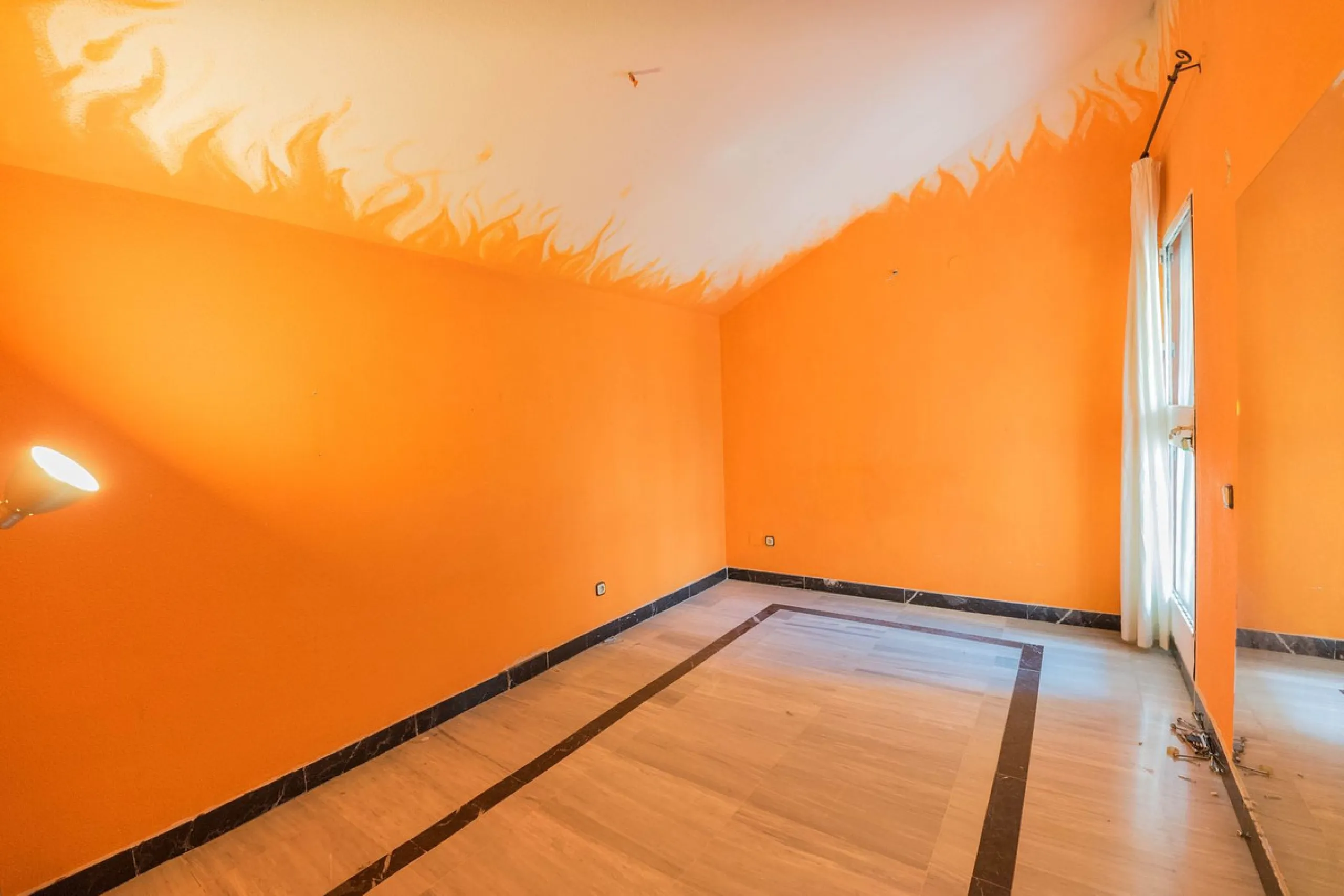 Are you looking for spaciousness, location, and sea views? This exclusive duplex penthouse, located on the seventh floor on Fuengirola's coveted Avenida Ramón y Cajal, has it all.