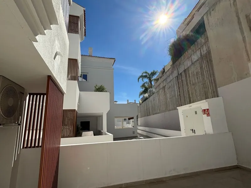 Apartment - Ground Floor Apartment в продаже в Fuengirola, Málaga. В доме 3 спален и 2 ванных комнат. Площадь дома 100 м²