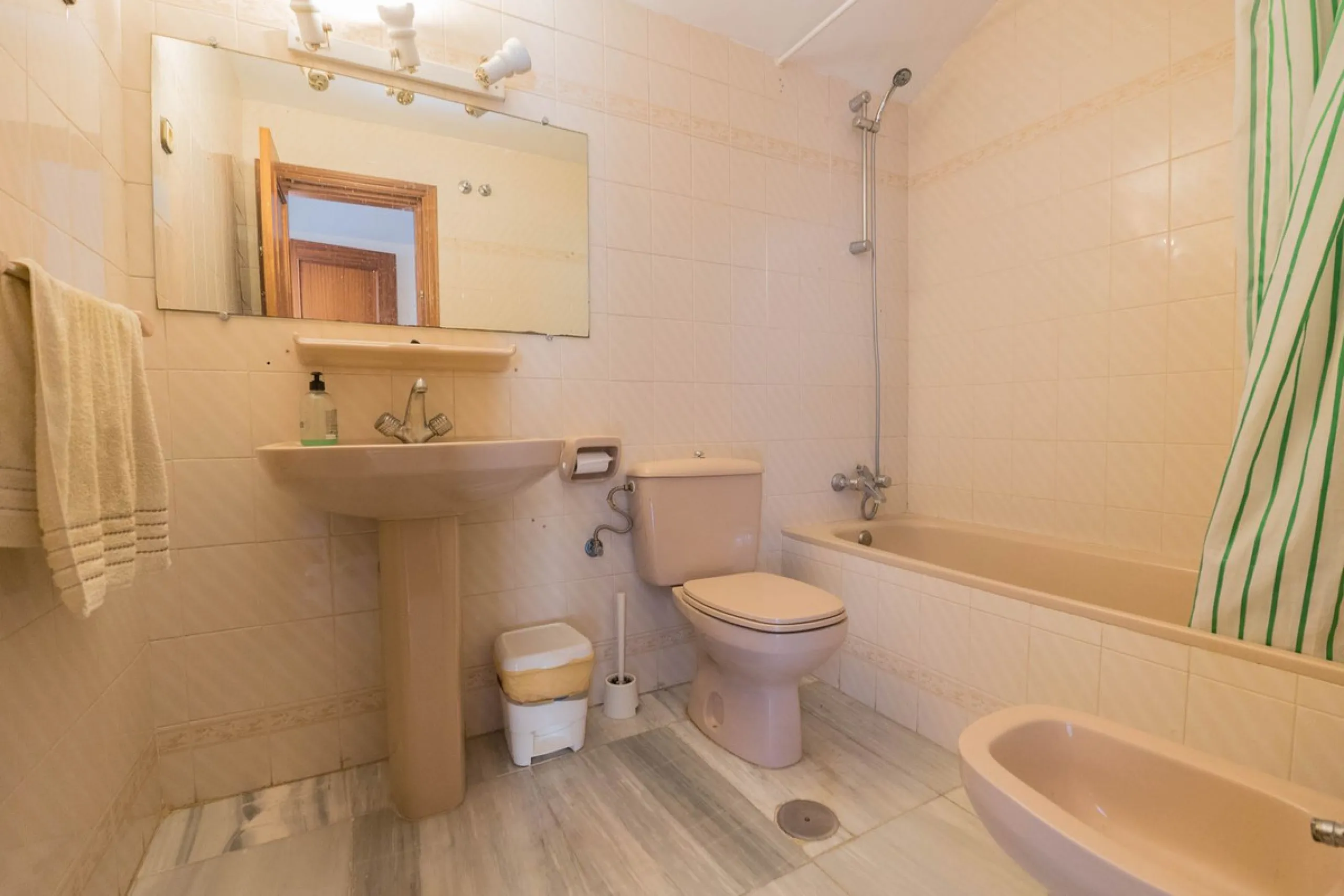 Are you looking for spaciousness, location, and sea views? This exclusive duplex penthouse, located on the seventh floor on Fuengirola's coveted Avenida Ramón y Cajal, has it all.