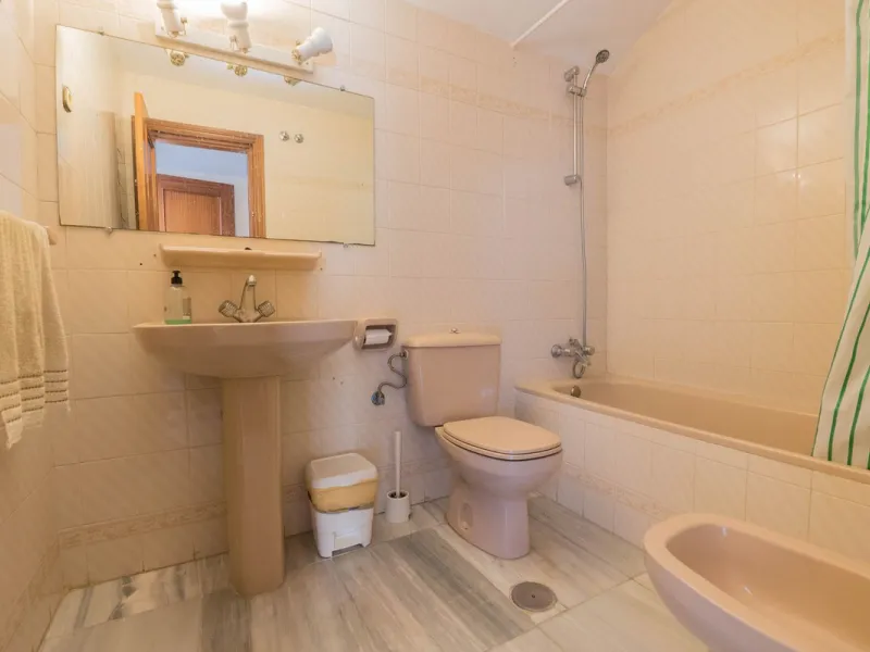 Are you looking for spaciousness, location, and sea views? This exclusive duplex penthouse, located on the seventh floor on Fuengirola's coveted Avenida Ramón y Cajal, has it all.