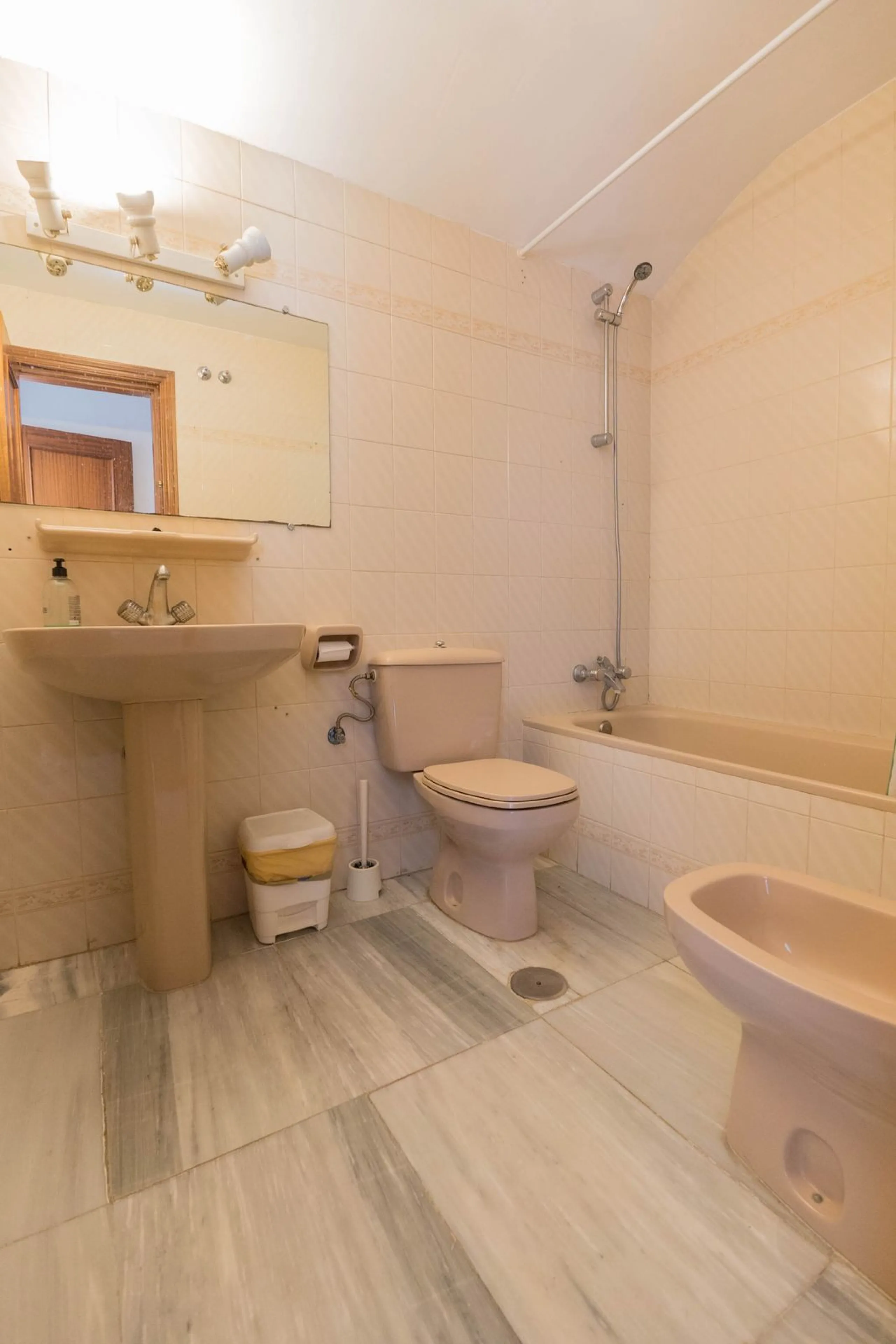 Are you looking for spaciousness, location, and sea views? This exclusive duplex penthouse, located on the seventh floor on Fuengirola's coveted Avenida Ramón y Cajal, has it all.