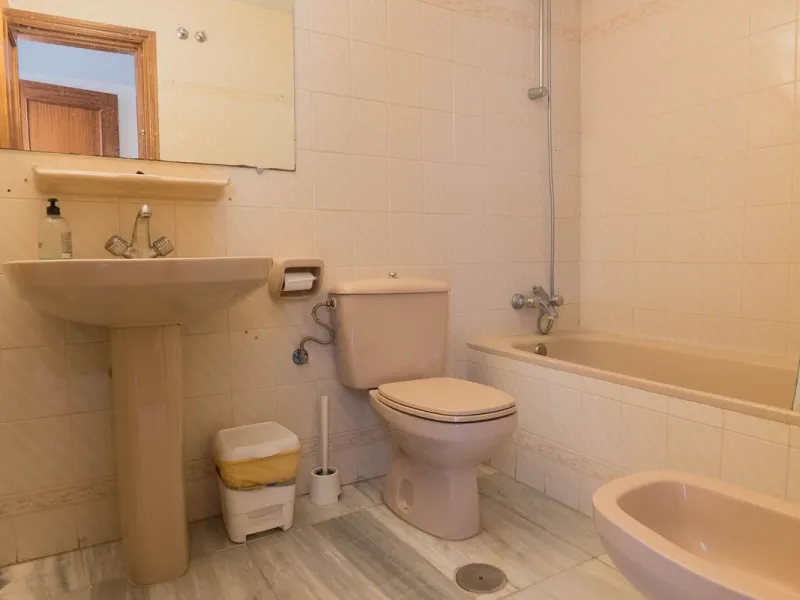 Are you looking for spaciousness, location, and sea views? This exclusive duplex penthouse, located on the seventh floor on Fuengirola's coveted Avenida Ramón y Cajal, has it all.