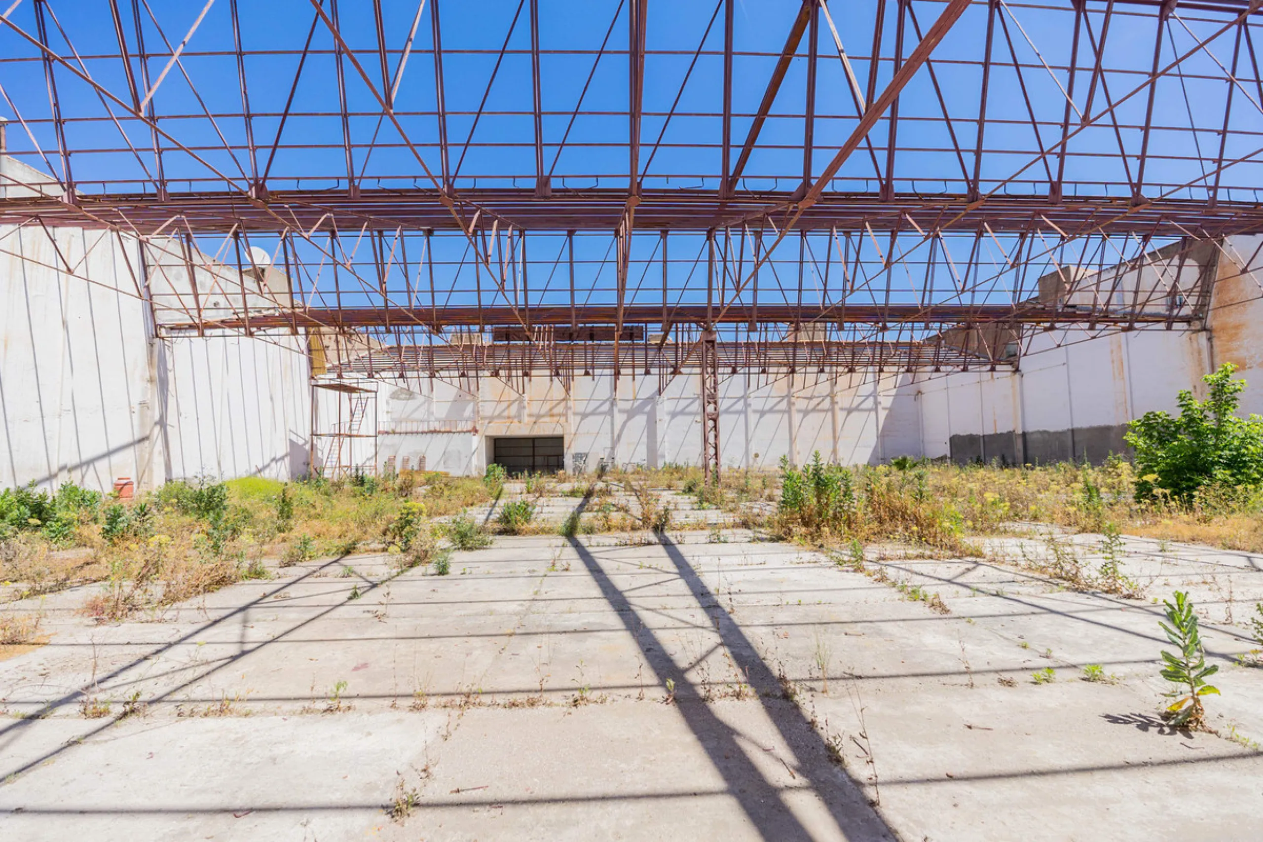 Spacious industrial warehouse/storage facility located in one of the fastest-growing and most promising areas of Torremolinos. A versatile, well-positioned property offering multiple usage options, ideal for both owner-occupiers and investors.
