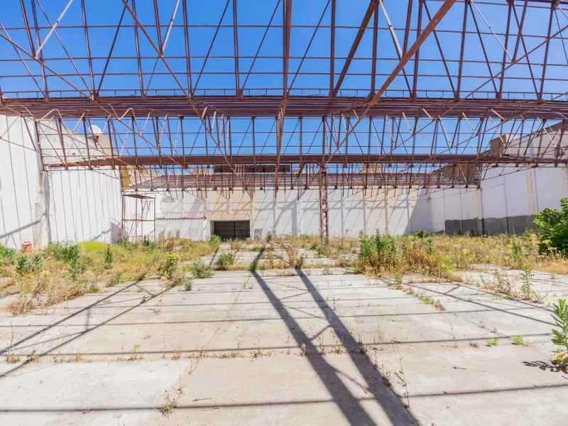 Spacious industrial warehouse/storage facility located in one of the fastest-growing and most promising areas of Torremolinos. A versatile, well-positioned property offering multiple usage options, ideal for both owner-occupiers and investors.