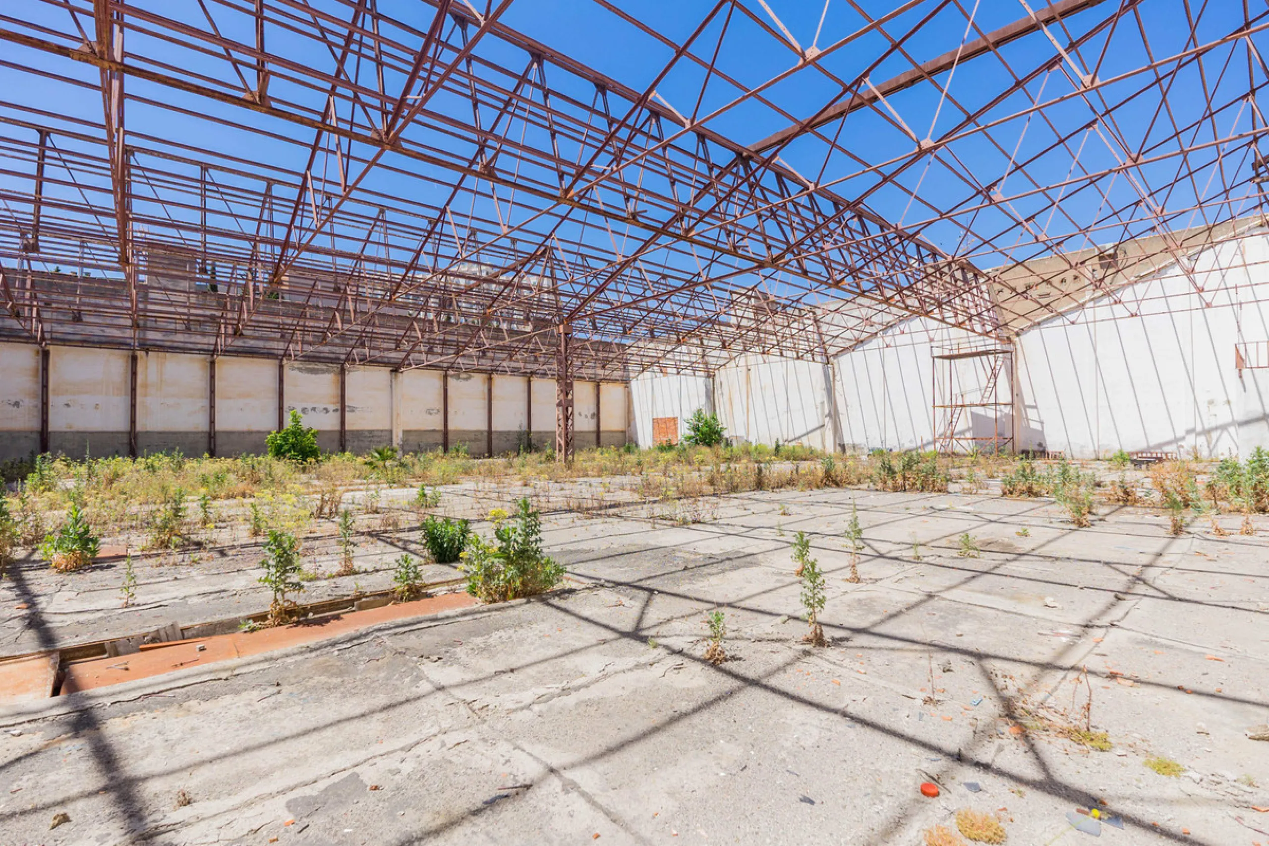 Spacious industrial warehouse/storage facility located in one of the fastest-growing and most promising areas of Torremolinos. A versatile, well-positioned property offering multiple usage options, ideal for both owner-occupiers and investors.