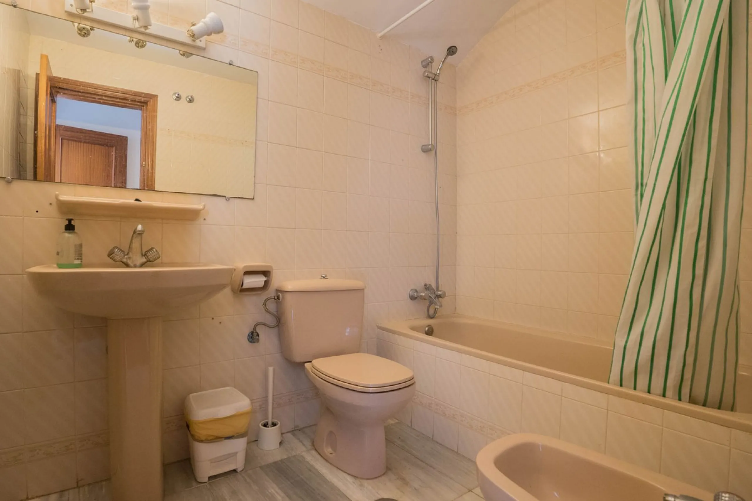 Are you looking for spaciousness, location, and sea views? This exclusive duplex penthouse, located on the seventh floor on Fuengirola's coveted Avenida Ramón y Cajal, has it all.
