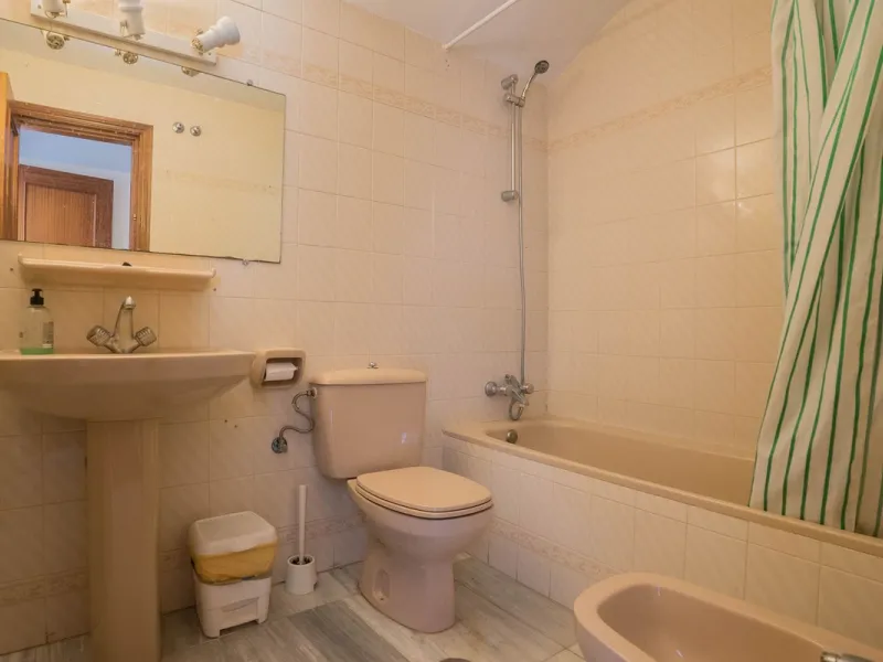 Are you looking for spaciousness, location, and sea views? This exclusive duplex penthouse, located on the seventh floor on Fuengirola's coveted Avenida Ramón y Cajal, has it all.