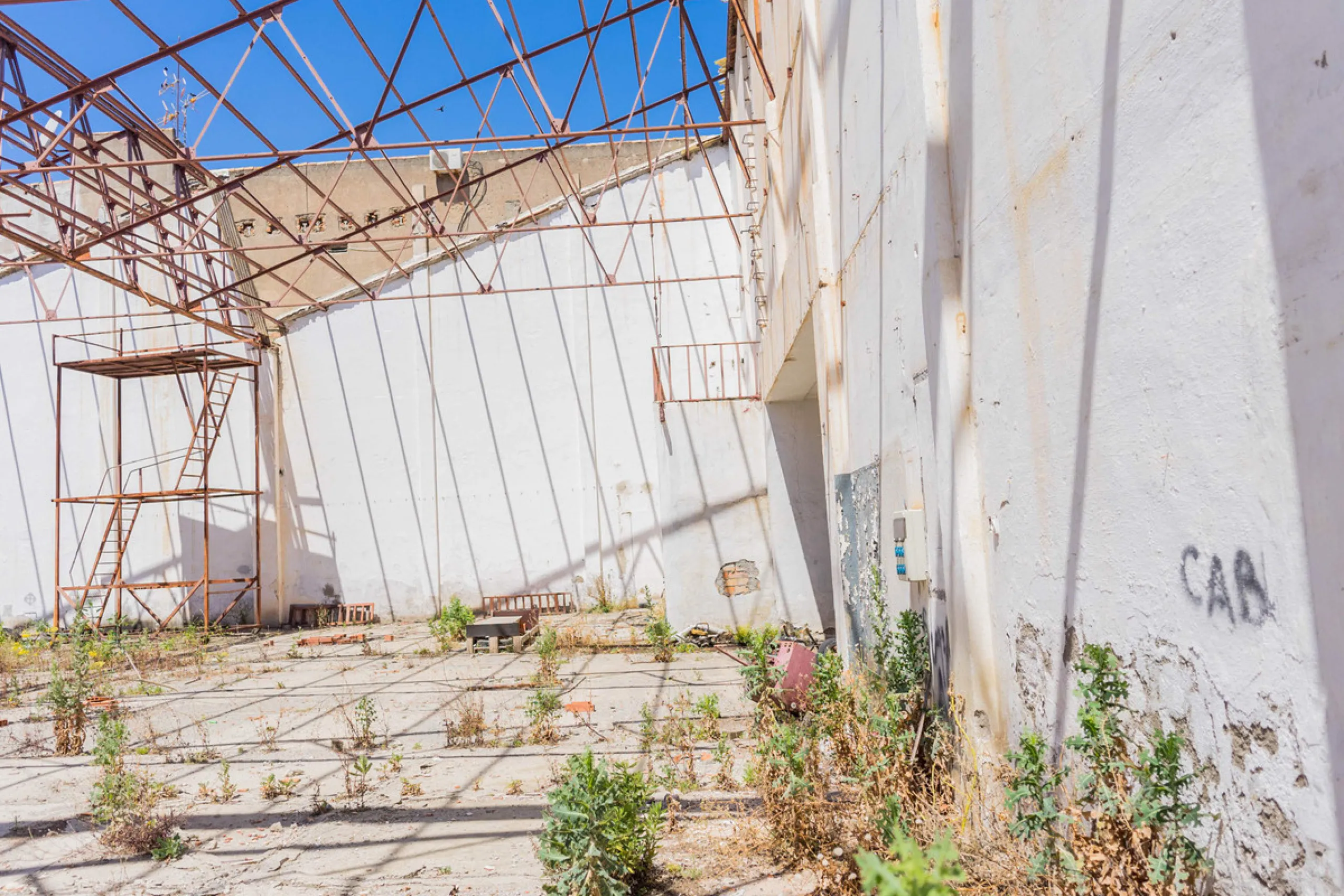 Spacious industrial warehouse/storage facility located in one of the fastest-growing and most promising areas of Torremolinos. A versatile, well-positioned property offering multiple usage options, ideal for both owner-occupiers and investors.