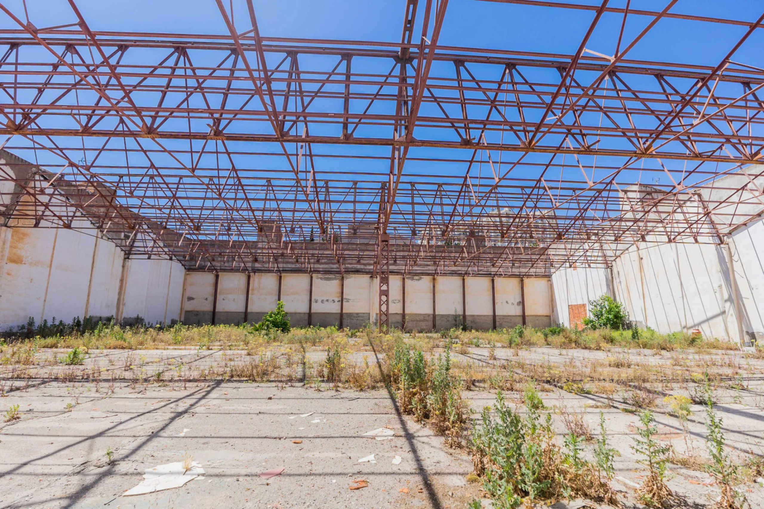 Spacious industrial warehouse/storage facility located in one of the fastest-growing and most promising areas of Torremolinos. A versatile, well-positioned property offering multiple usage options, ideal for both owner-occupiers and investors.