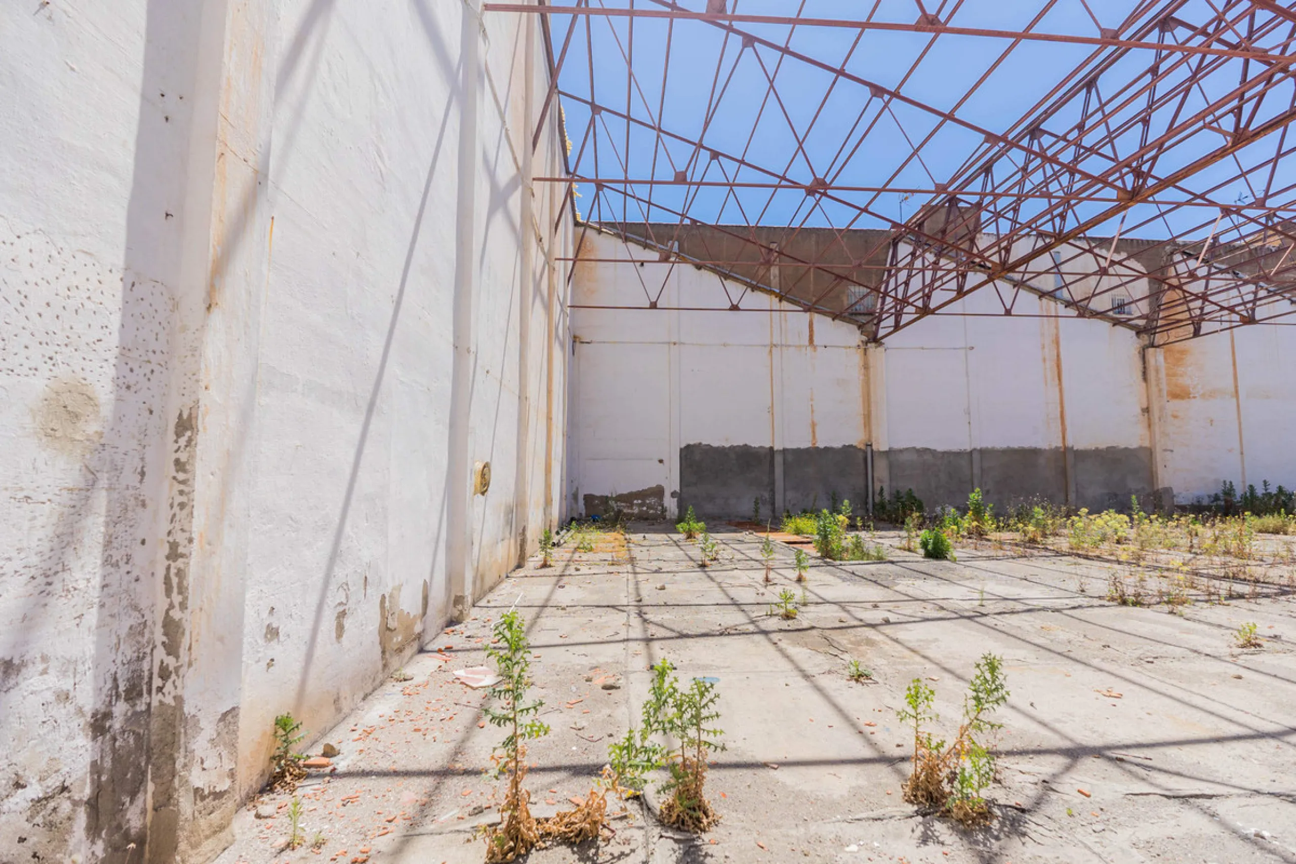 Spacious industrial warehouse/storage facility located in one of the fastest-growing and most promising areas of Torremolinos. A versatile, well-positioned property offering multiple usage options, ideal for both owner-occupiers and investors.