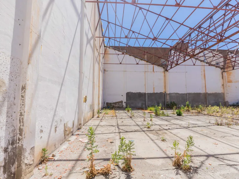 Spacious industrial warehouse/storage facility located in one of the fastest-growing and most promising areas of Torremolinos. A versatile, well-positioned property offering multiple usage options, ideal for both owner-occupiers and investors.