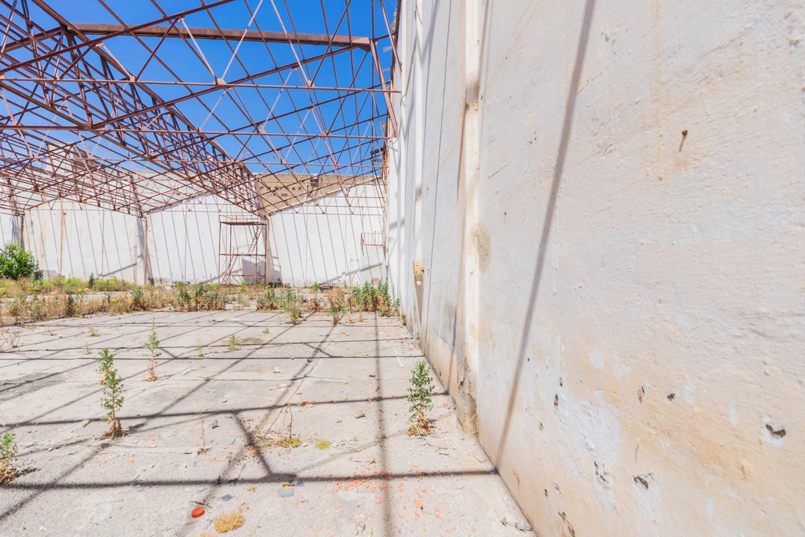 Spacious industrial warehouse/storage facility located in one of the fastest-growing and most promising areas of Torremolinos. A versatile, well-positioned property offering multiple usage options, ideal for both owner-occupiers and investors.