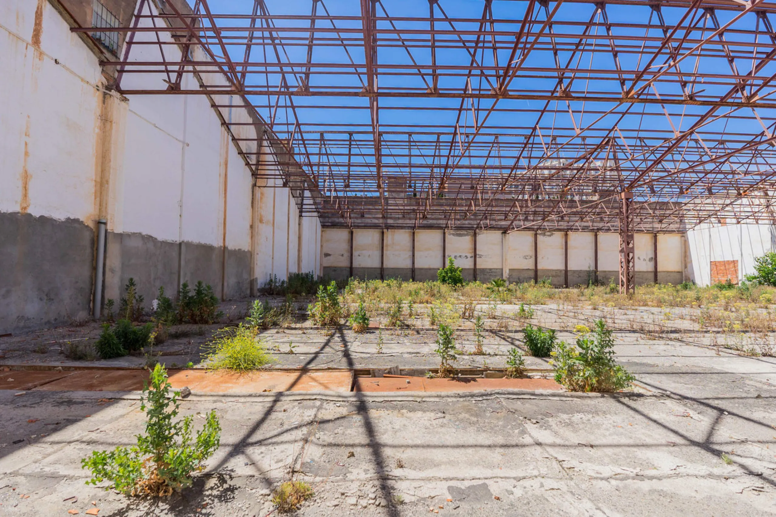 Spacious industrial warehouse/storage facility located in one of the fastest-growing and most promising areas of Torremolinos. A versatile, well-positioned property offering multiple usage options, ideal for both owner-occupiers and investors.