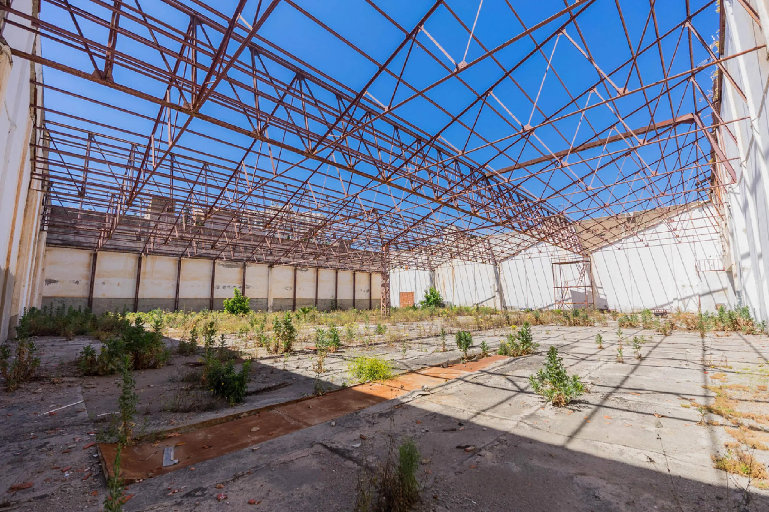 Spacious industrial warehouse/storage facility located in one of the fastest-growing and most promising areas of Torremolinos. A versatile, well-positioned property offering multiple usage options, ideal for both owner-occupiers and investors.
