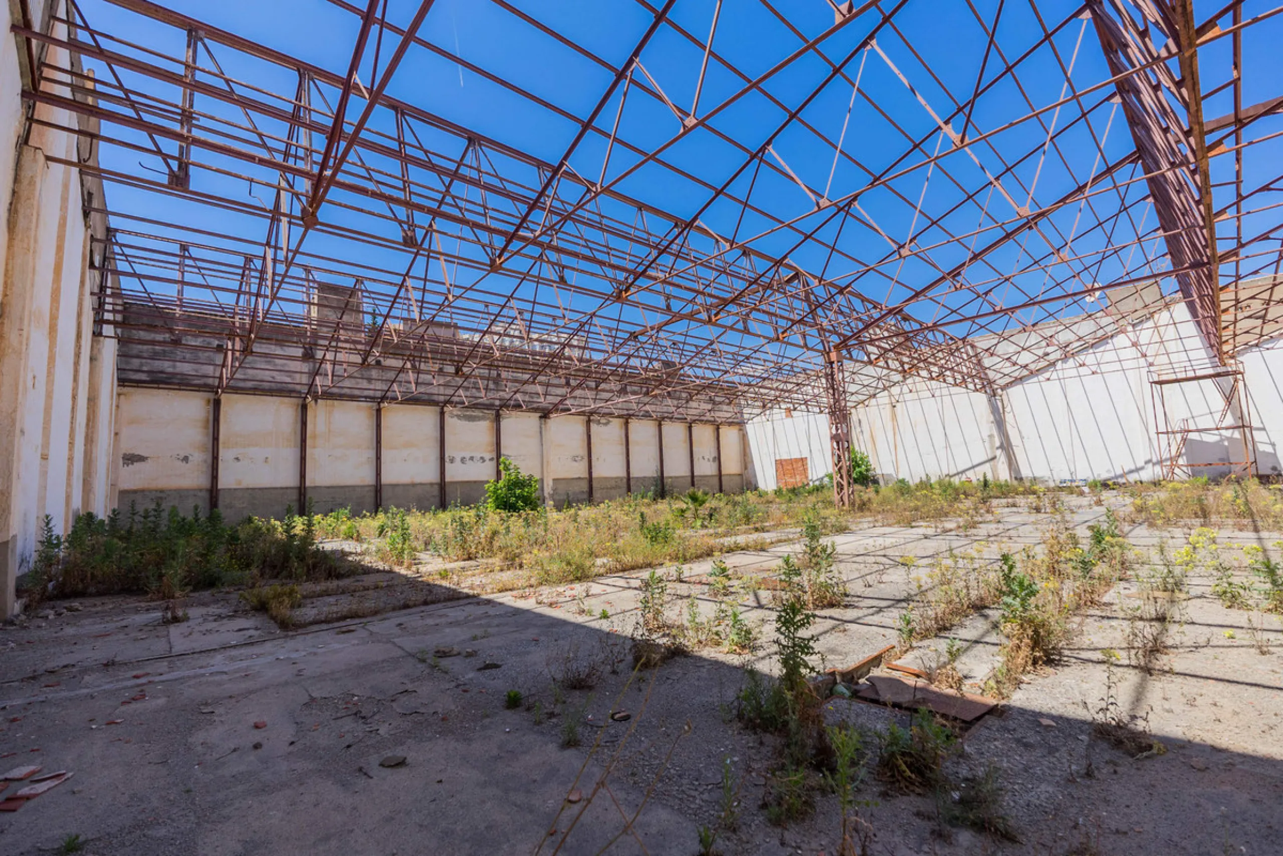 Spacious industrial warehouse/storage facility located in one of the fastest-growing and most promising areas of Torremolinos. A versatile, well-positioned property offering multiple usage options, ideal for both owner-occupiers and investors.