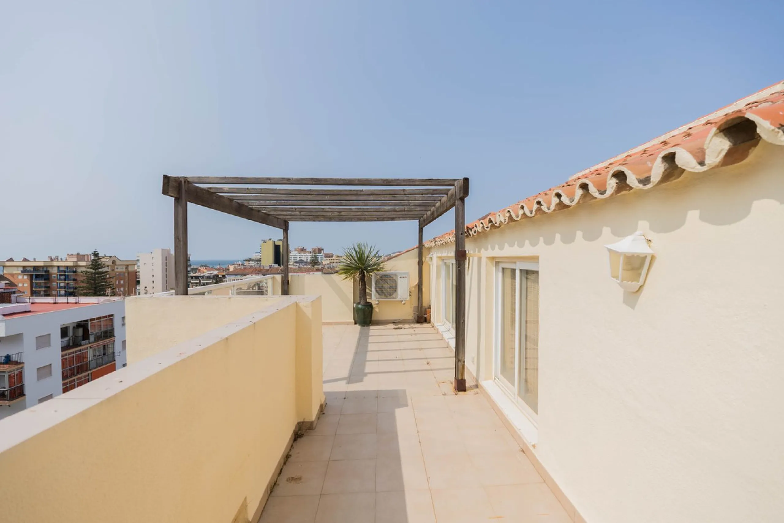 Are you looking for spaciousness, location, and sea views? This exclusive duplex penthouse, located on the seventh floor on Fuengirola's coveted Avenida Ramón y Cajal, has it all.