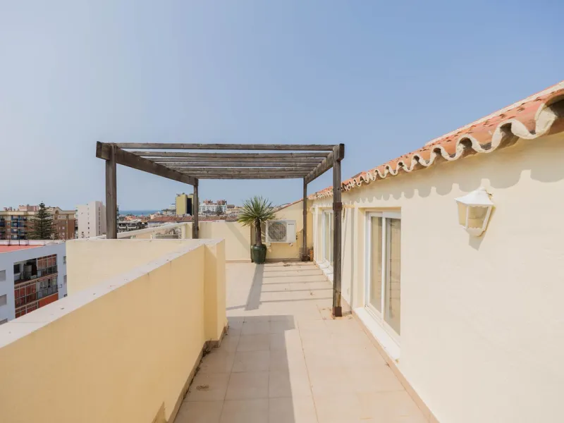 Are you looking for spaciousness, location, and sea views? This exclusive duplex penthouse, located on the seventh floor on Fuengirola's coveted Avenida Ramón y Cajal, has it all.