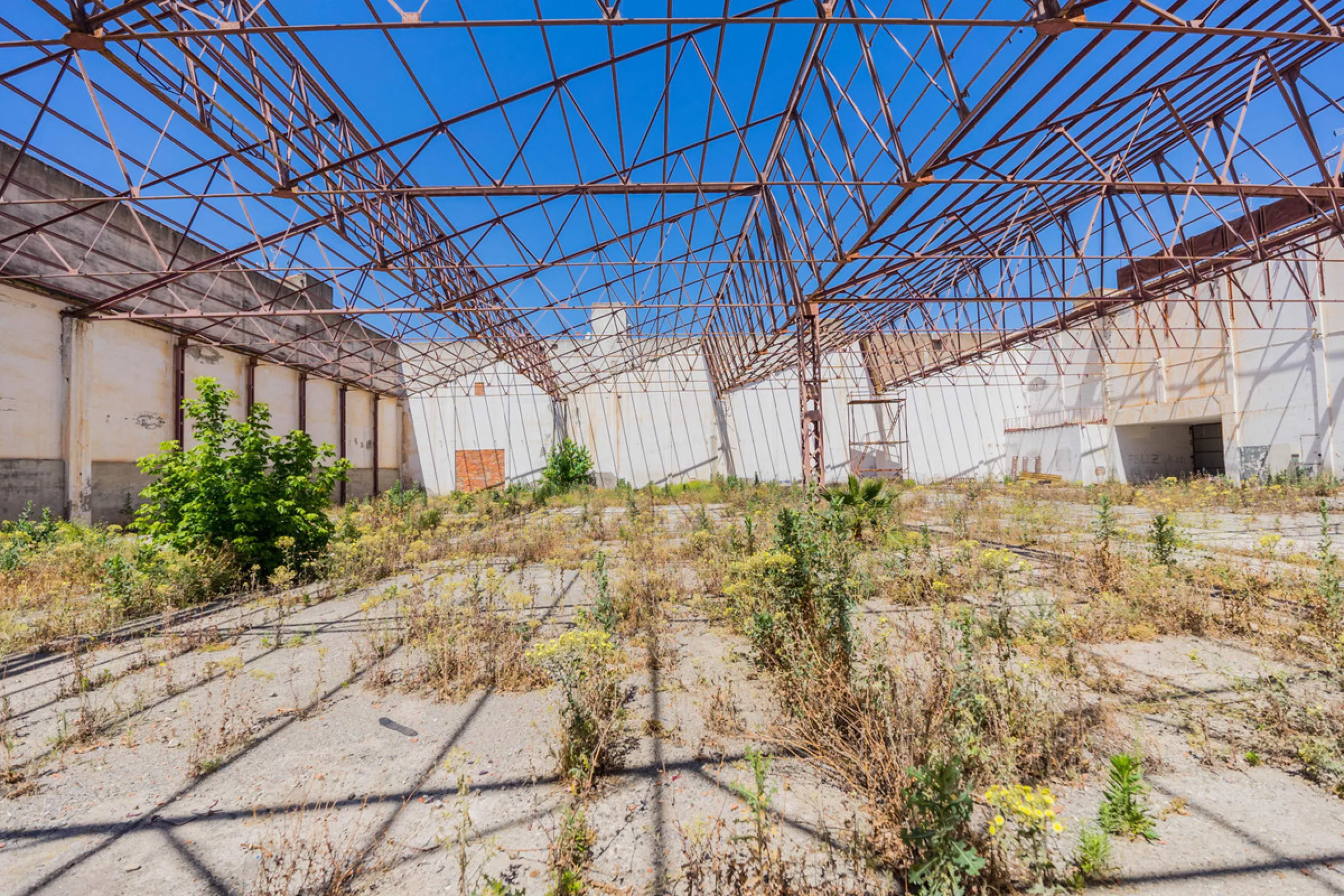 Spacious industrial warehouse/storage facility located in one of the fastest-growing and most promising areas of Torremolinos. A versatile, well-positioned property offering multiple usage options, ideal for both owner-occupiers and investors.
