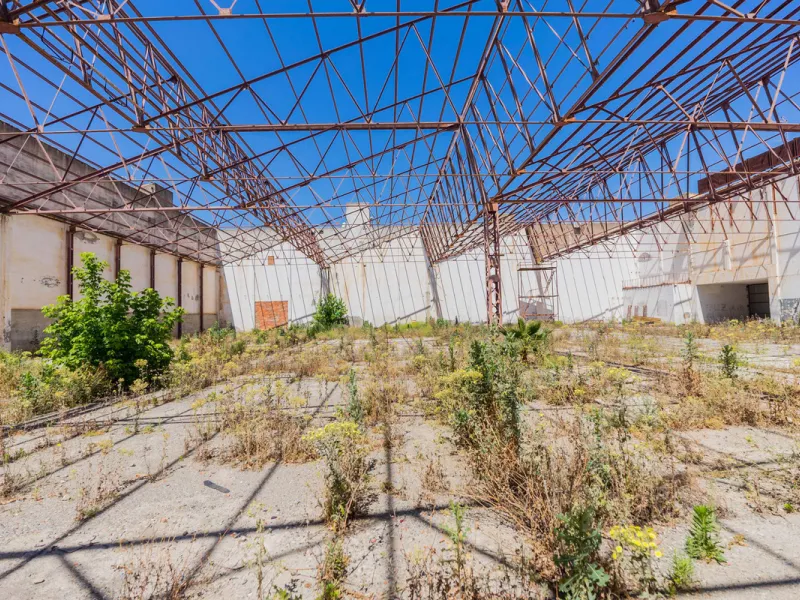 Spacious industrial warehouse/storage facility located in one of the fastest-growing and most promising areas of Torremolinos. A versatile, well-positioned property offering multiple usage options, ideal for both owner-occupiers and investors.