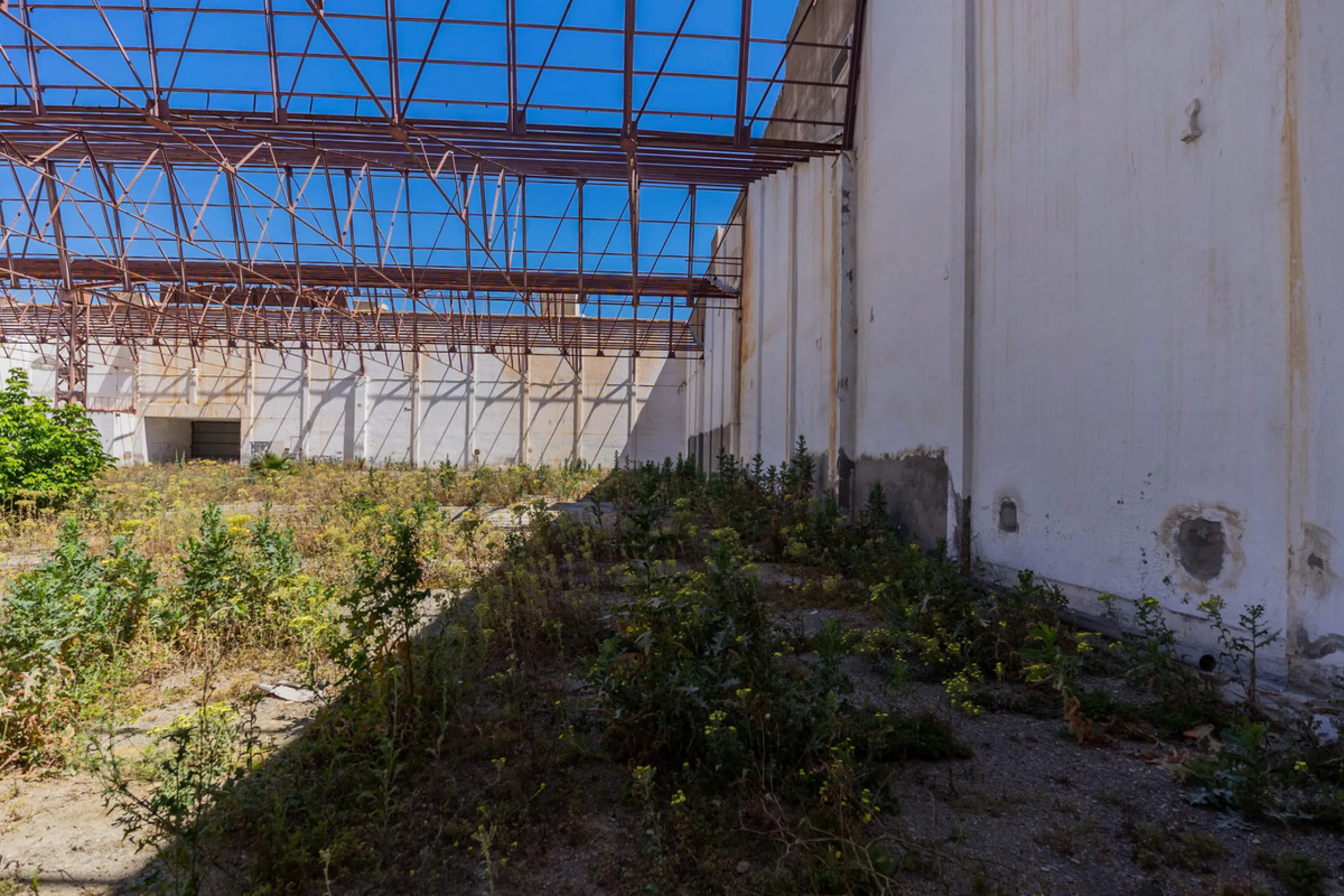 Spacious industrial warehouse/storage facility located in one of the fastest-growing and most promising areas of Torremolinos. A versatile, well-positioned property offering multiple usage options, ideal for both owner-occupiers and investors.