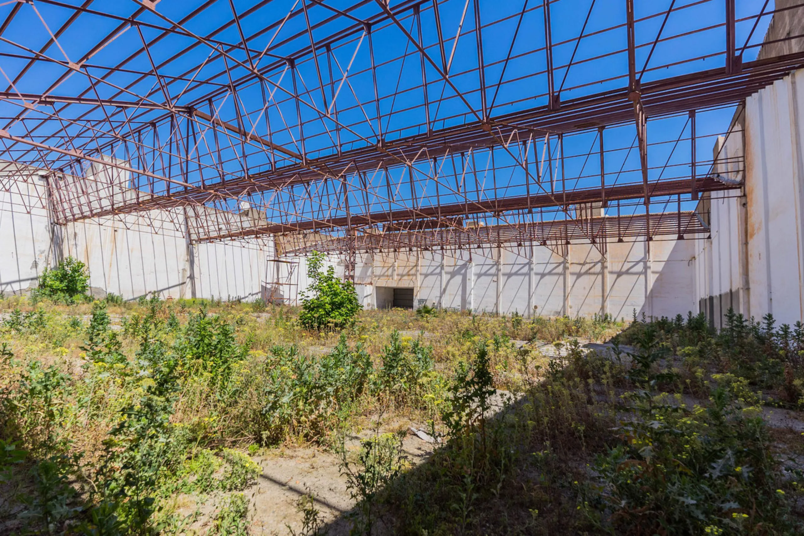 Spacious industrial warehouse/storage facility located in one of the fastest-growing and most promising areas of Torremolinos. A versatile, well-positioned property offering multiple usage options, ideal for both owner-occupiers and investors.