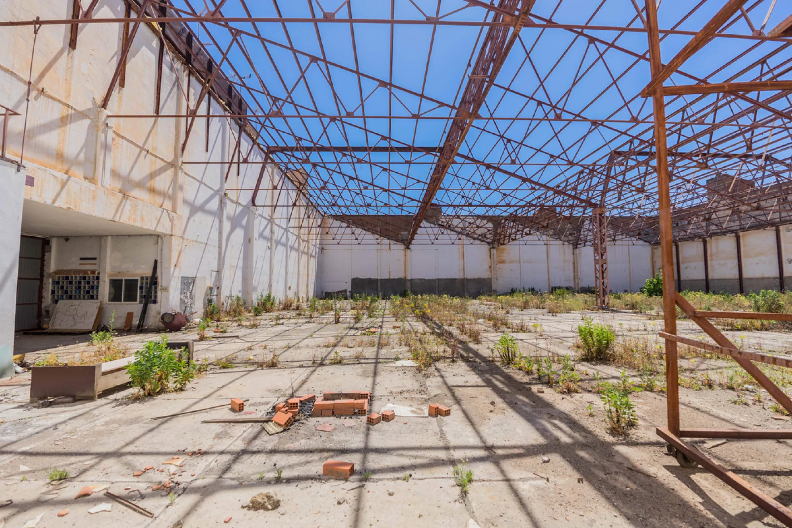 Spacious industrial warehouse/storage facility located in one of the fastest-growing and most promising areas of Torremolinos. A versatile, well-positioned property offering multiple usage options, ideal for both owner-occupiers and investors.