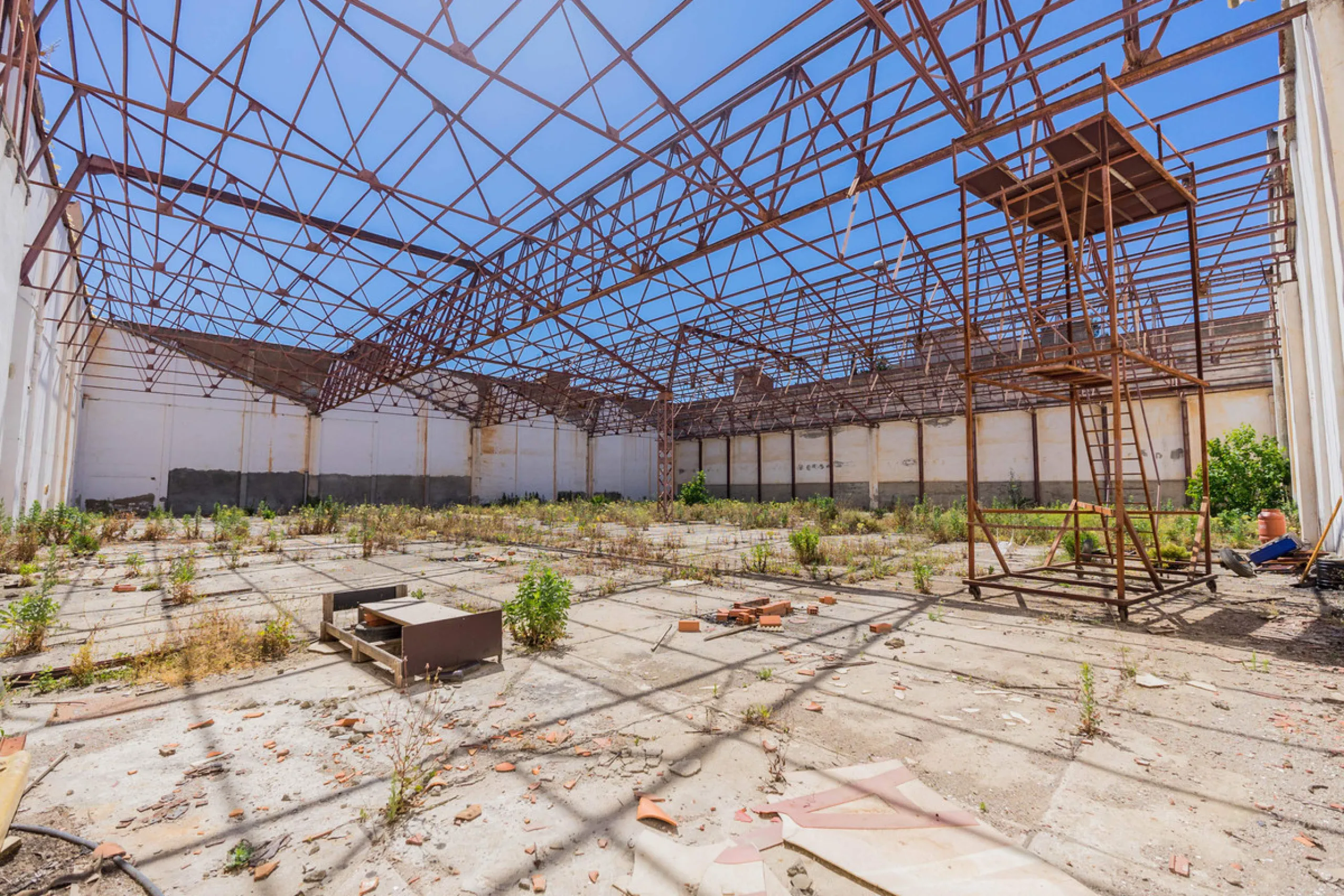 Spacious industrial warehouse/storage facility located in one of the fastest-growing and most promising areas of Torremolinos. A versatile, well-positioned property offering multiple usage options, ideal for both owner-occupiers and investors.