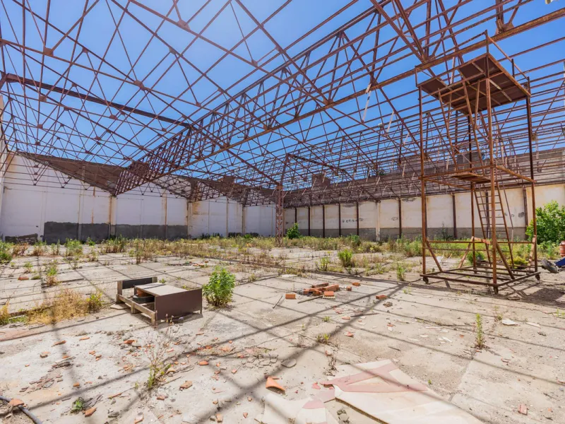 Spacious industrial warehouse/storage facility located in one of the fastest-growing and most promising areas of Torremolinos. A versatile, well-positioned property offering multiple usage options, ideal for both owner-occupiers and investors.
