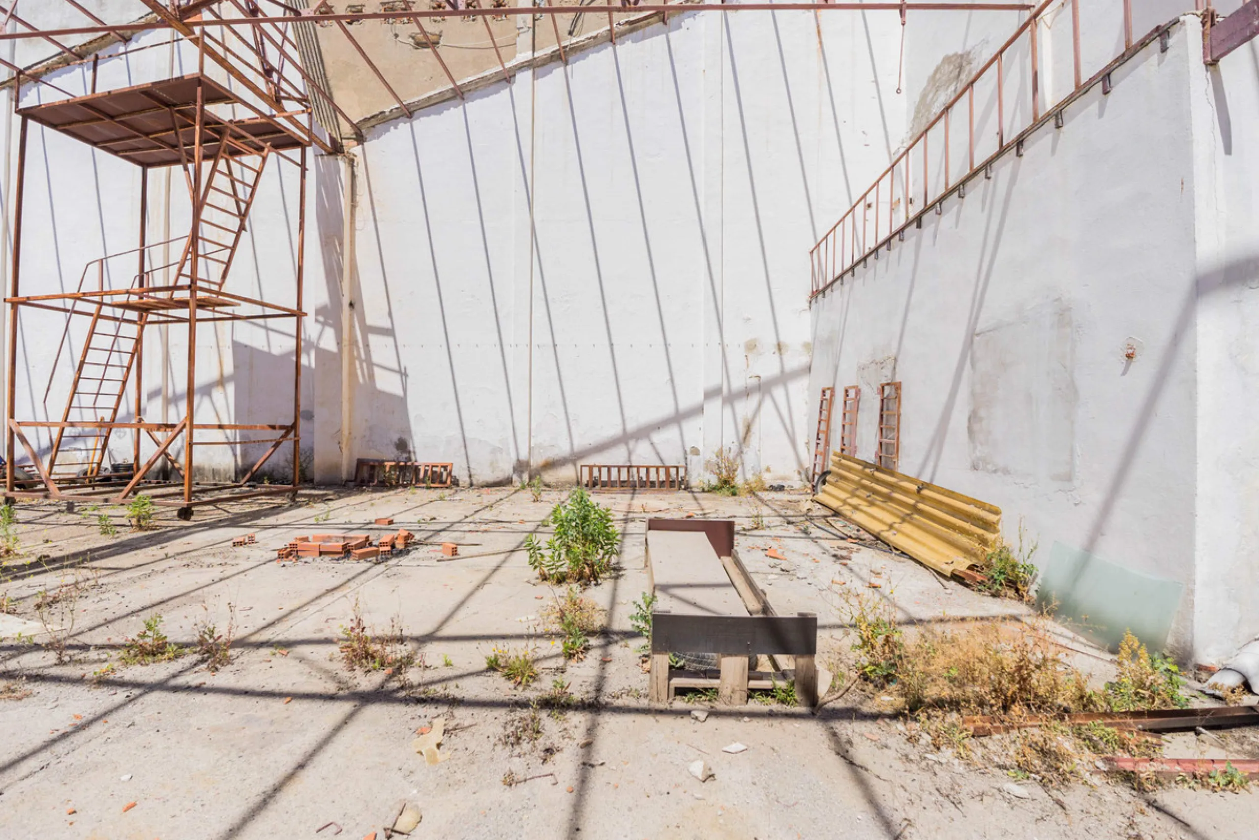 Spacious industrial warehouse/storage facility located in one of the fastest-growing and most promising areas of Torremolinos. A versatile, well-positioned property offering multiple usage options, ideal for both owner-occupiers and investors.