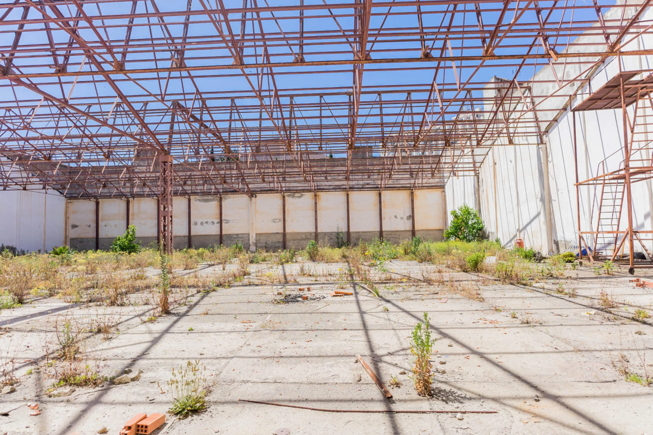 Spacious industrial warehouse/storage facility located in one of the fastest-growing and most promising areas of Torremolinos. A versatile, well-positioned property offering multiple usage options, ideal for both owner-occupiers and investors.