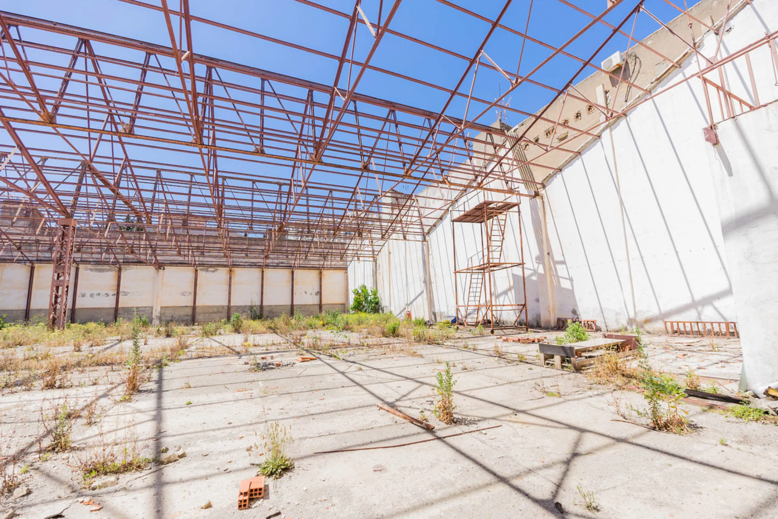 Spacious industrial warehouse/storage facility located in one of the fastest-growing and most promising areas of Torremolinos. A versatile, well-positioned property offering multiple usage options, ideal for both owner-occupiers and investors.