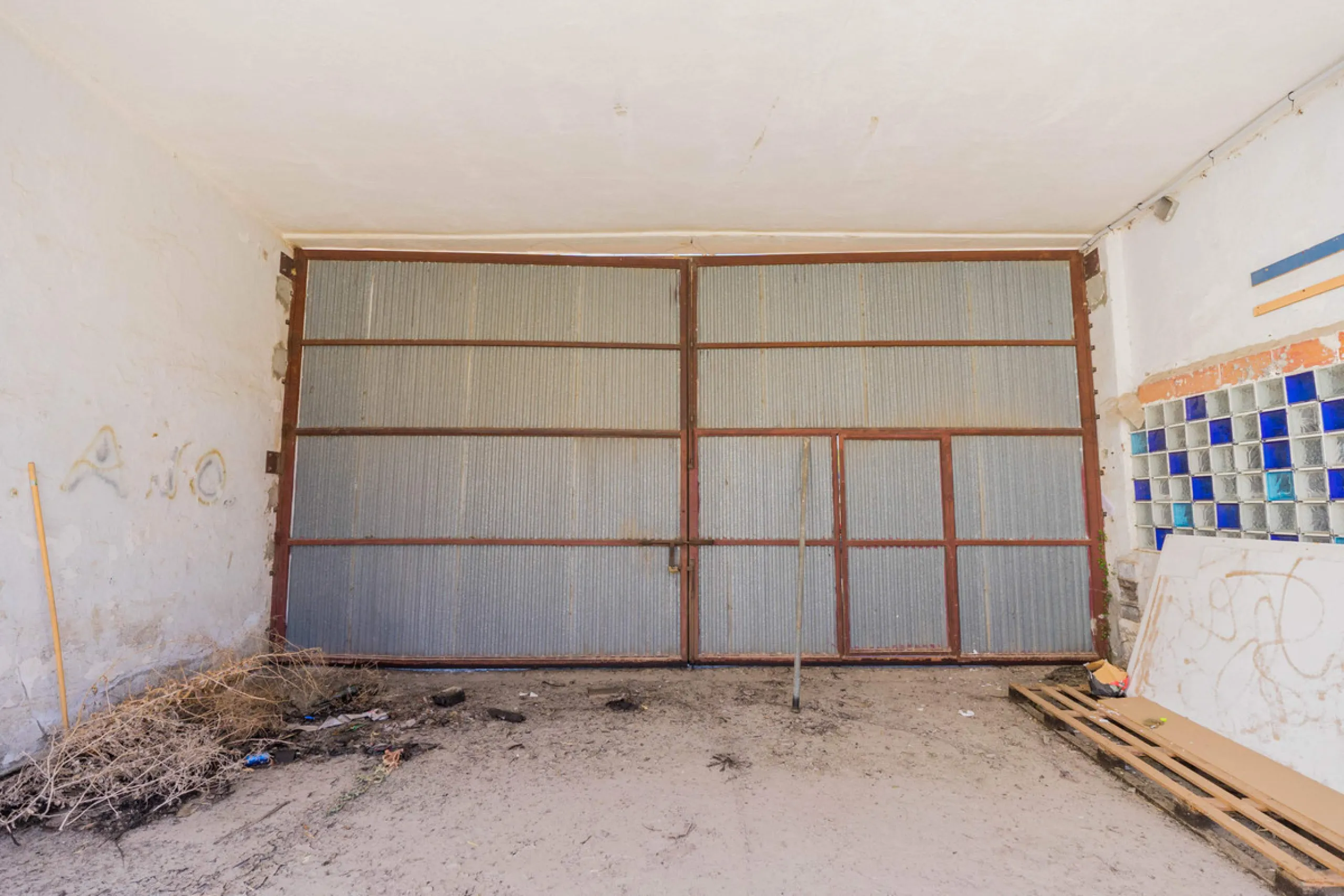Spacious industrial warehouse/storage facility located in one of the fastest-growing and most promising areas of Torremolinos. A versatile, well-positioned property offering multiple usage options, ideal for both owner-occupiers and investors.