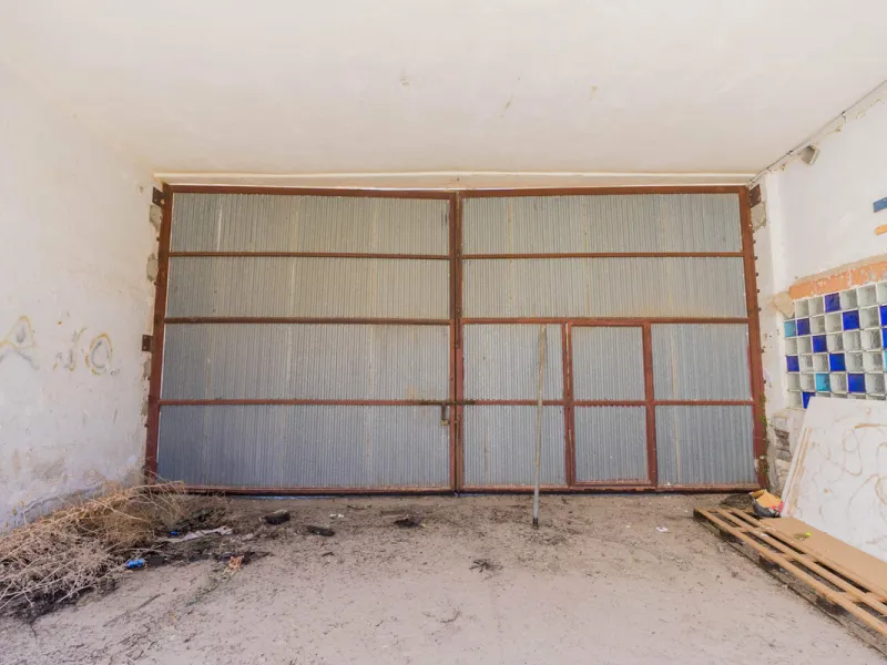 Spacious industrial warehouse/storage facility located in one of the fastest-growing and most promising areas of Torremolinos. A versatile, well-positioned property offering multiple usage options, ideal for both owner-occupiers and investors.