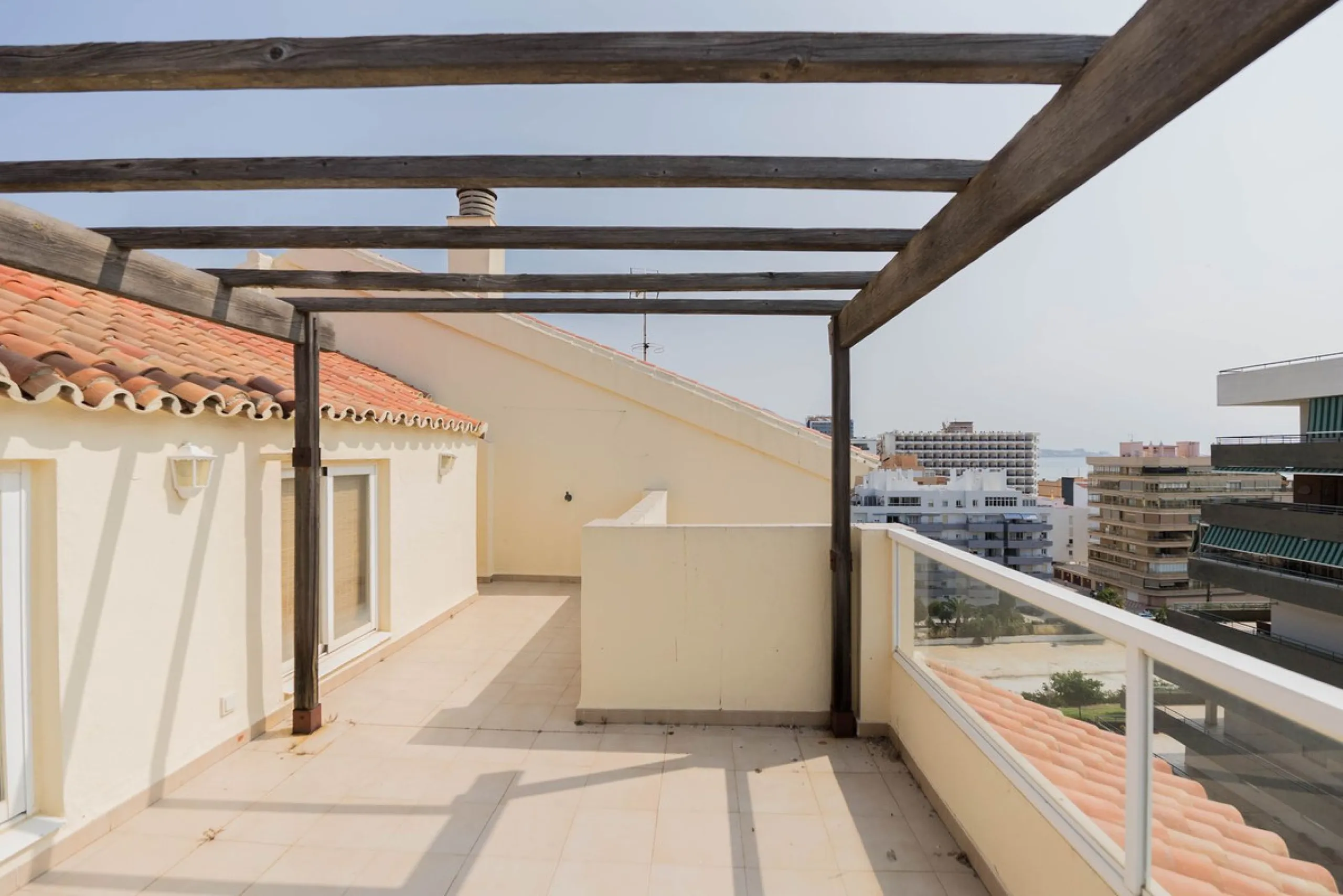 Are you looking for spaciousness, location, and sea views? This exclusive duplex penthouse, located on the seventh floor on Fuengirola's coveted Avenida Ramón y Cajal, has it all.