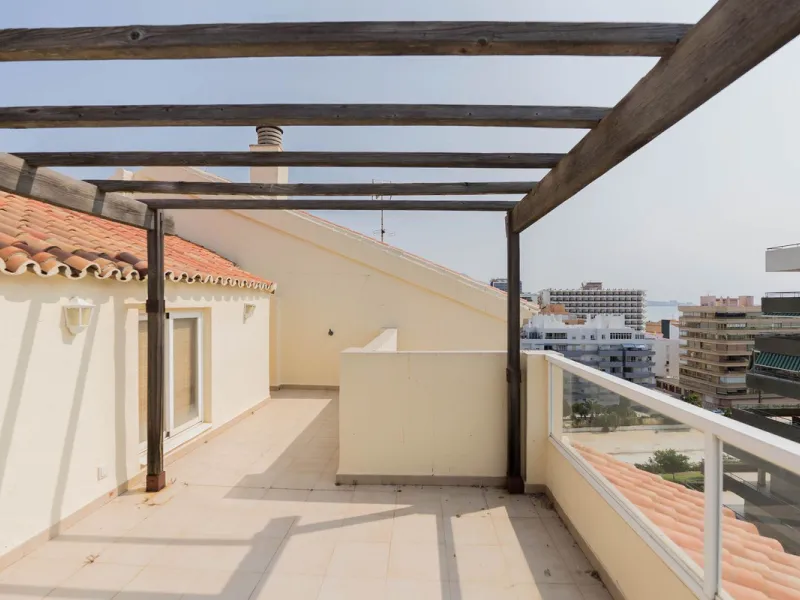 Are you looking for spaciousness, location, and sea views? This exclusive duplex penthouse, located on the seventh floor on Fuengirola's coveted Avenida Ramón y Cajal, has it all.