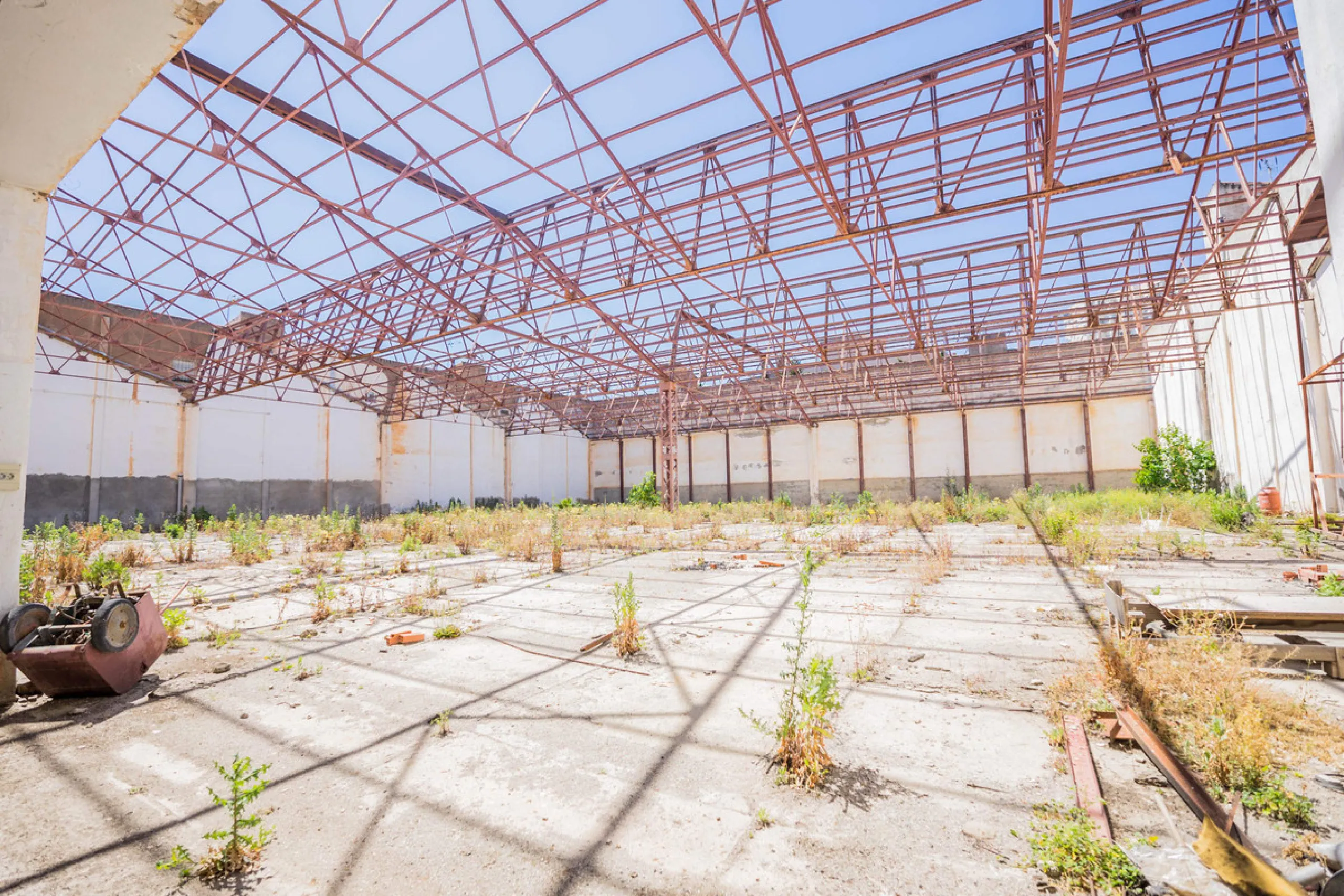 Spacious industrial warehouse/storage facility located in one of the fastest-growing and most promising areas of Torremolinos. A versatile, well-positioned property offering multiple usage options, ideal for both owner-occupiers and investors.