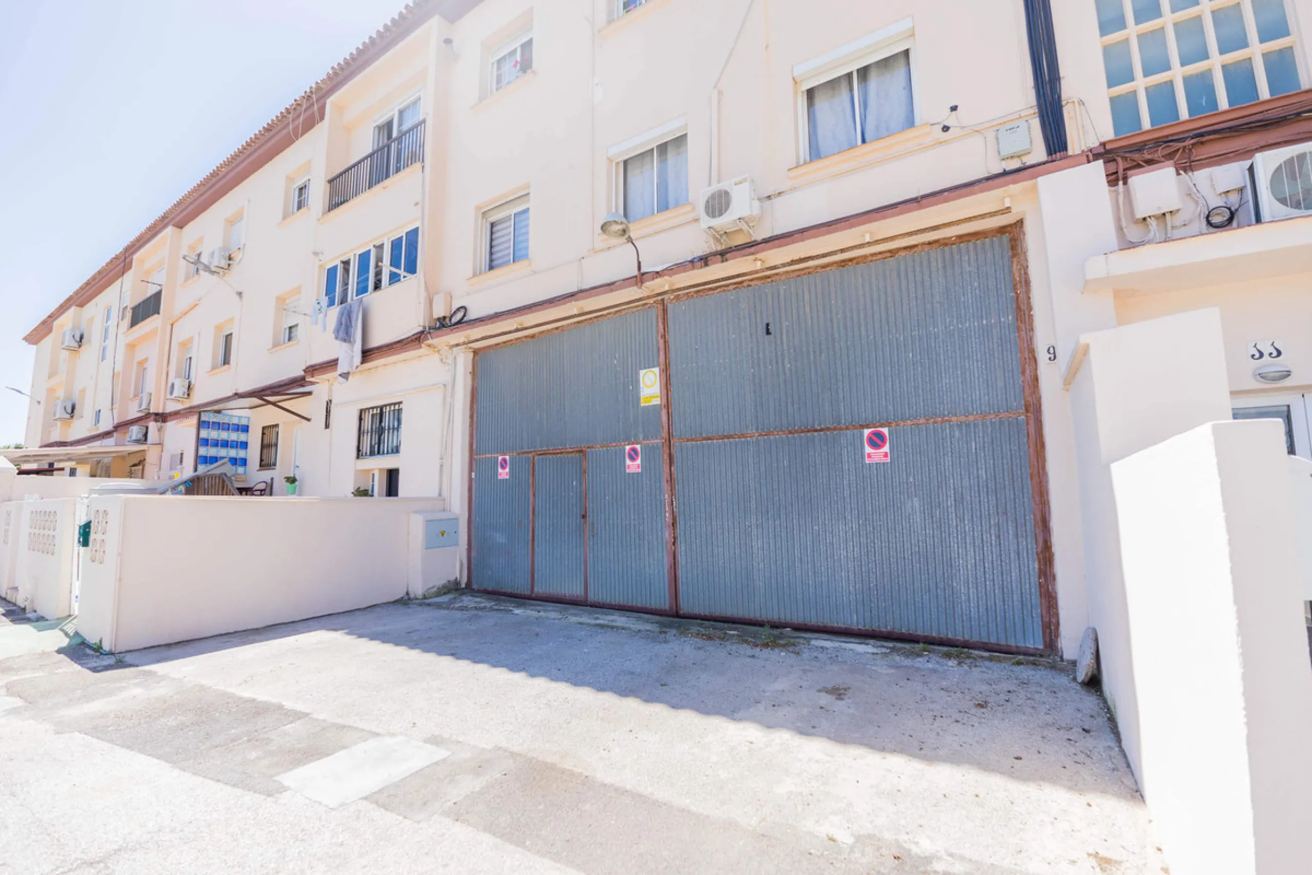 Spacious industrial warehouse/storage facility located in one of the fastest-growing and most promising areas of Torremolinos. A versatile, well-positioned property offering multiple usage options, ideal for both owner-occupiers and investors.