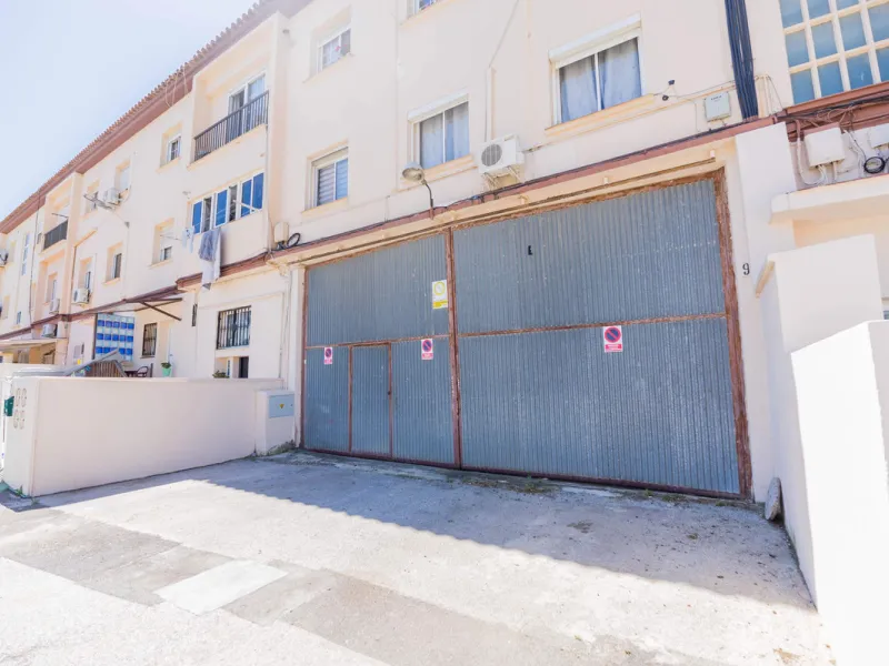 Spacious industrial warehouse/storage facility located in one of the fastest-growing and most promising areas of Torremolinos. A versatile, well-positioned property offering multiple usage options, ideal for both owner-occupiers and investors.